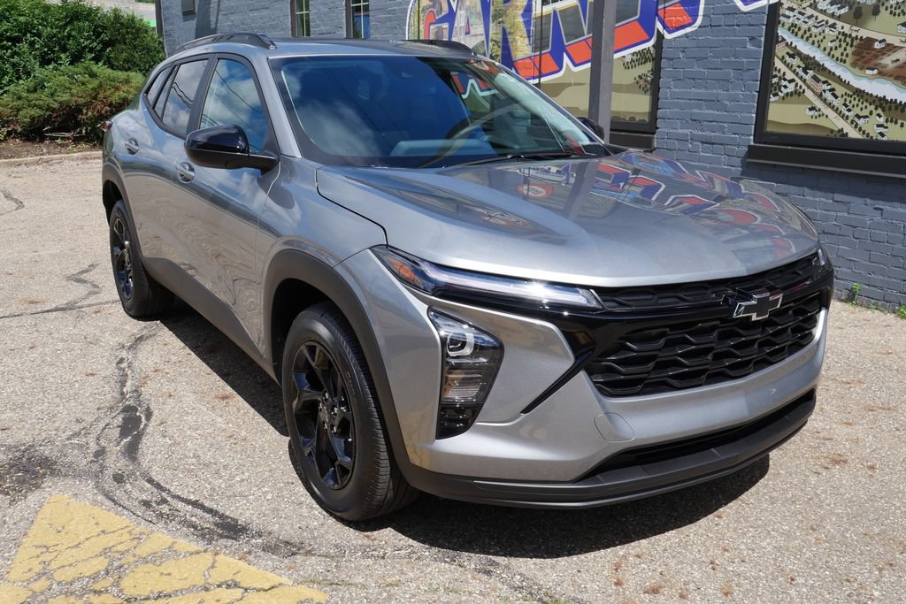 New 2026 Chevrolet Trax LT w/ Sunroof Package FWD image 32