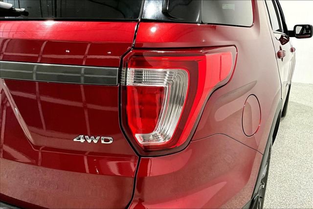 Used 2018 Ford Explorer XLT w/ XLT Appearance Package image 24