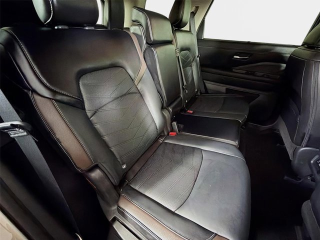 Certified 2024 Nissan Pathfinder Platinum w/ Black Appearance Package FWD image 29