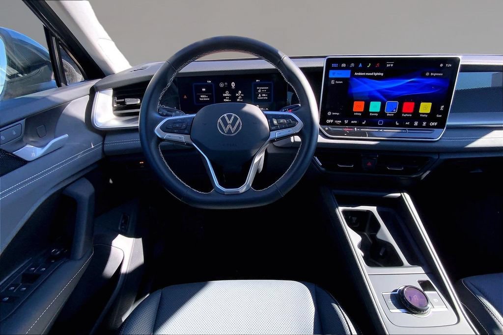 Used 2025 Volkswagen Tiguan SE AWD/4WD image 5