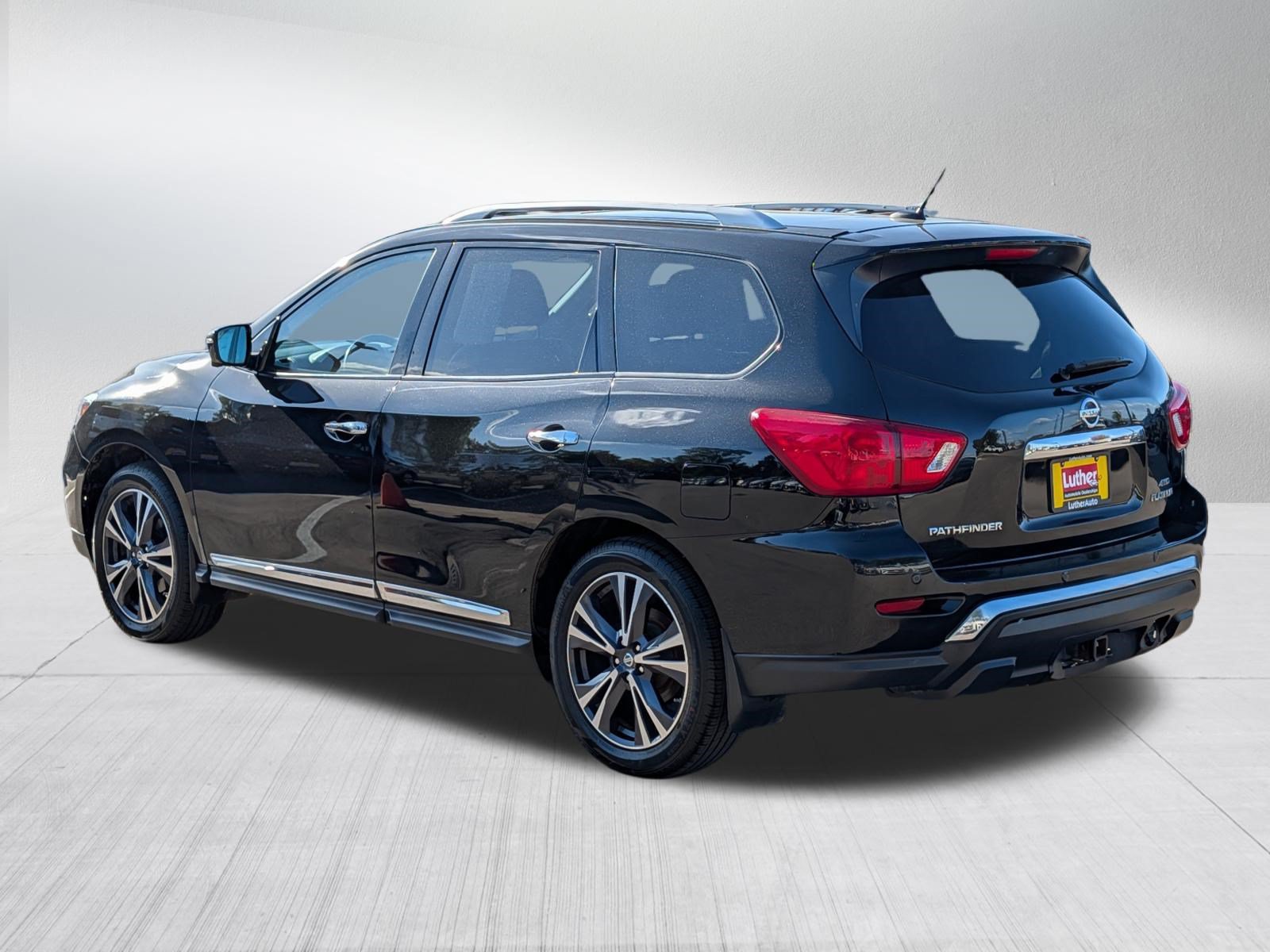 Used 2017 Nissan Pathfinder Platinum AWD/4WD image 5
