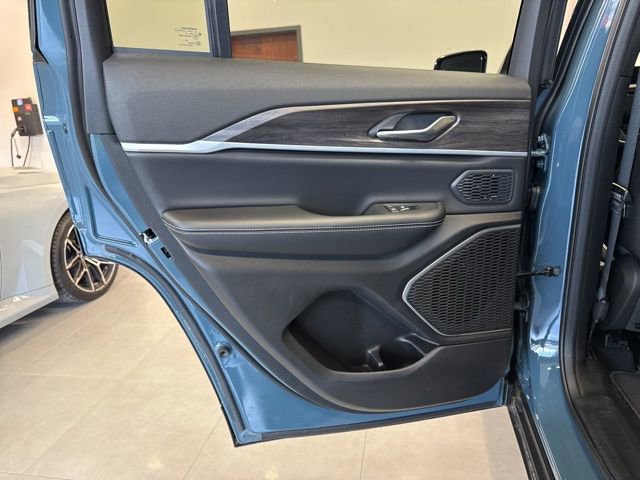 New 2026 Jeep Grand Cherokee Limited w/ Limited Altitude Package AWD/4WD image 35