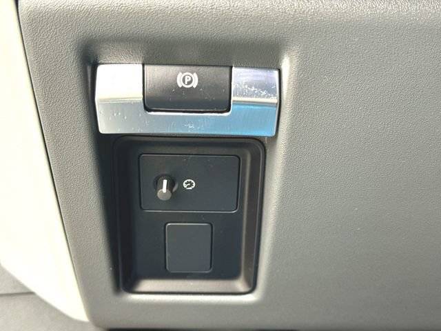 Used 2023 Land Rover Defender 90 SE AWD/4WD image 18
