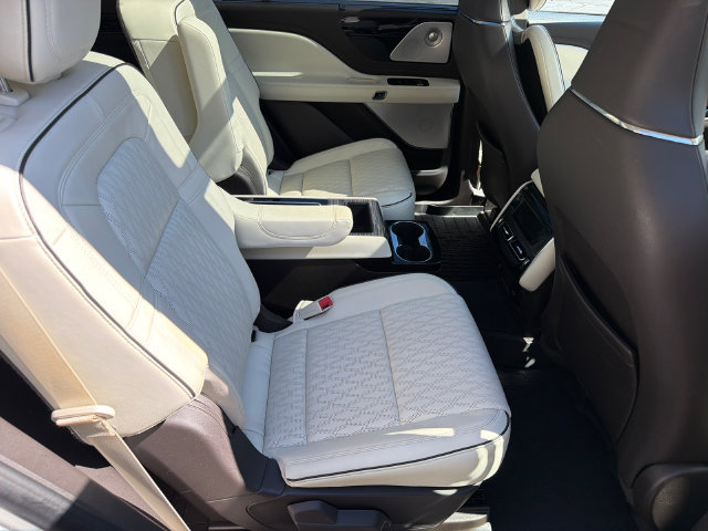 Used 2021 Lincoln Aviator Black Label Grand Touring w/ Class IV Trailer Tow Package AWD/4WD image 17