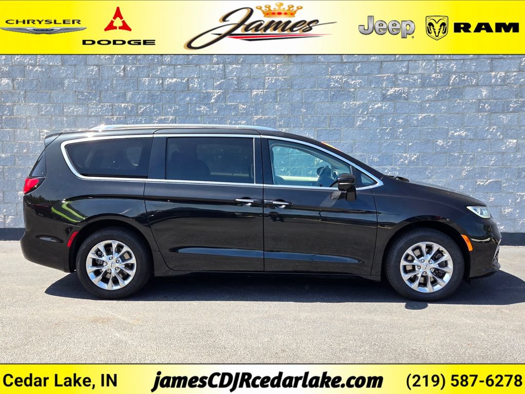 Used 2021 Chrysler Pacifica Touring-L w/ Uconnect Theater Family Group AWD/4WD image 6