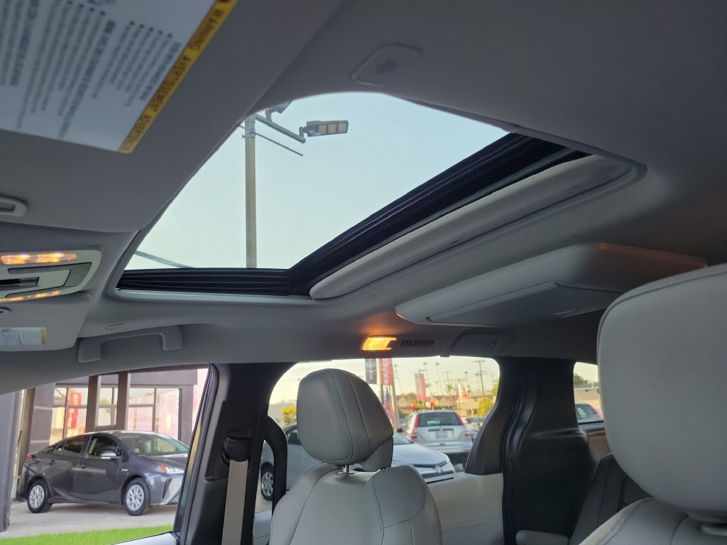 Used 2025 Toyota Sienna XLE w/ XLE Plus Package FWD image 4