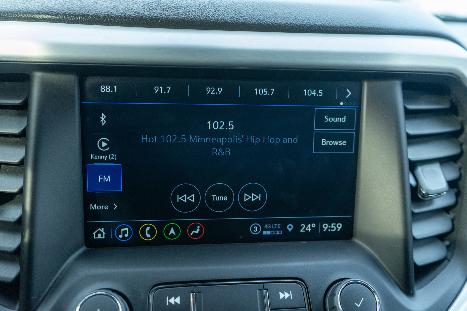 Used 2023 GMC Acadia SLT w/ Preferred Package image 16