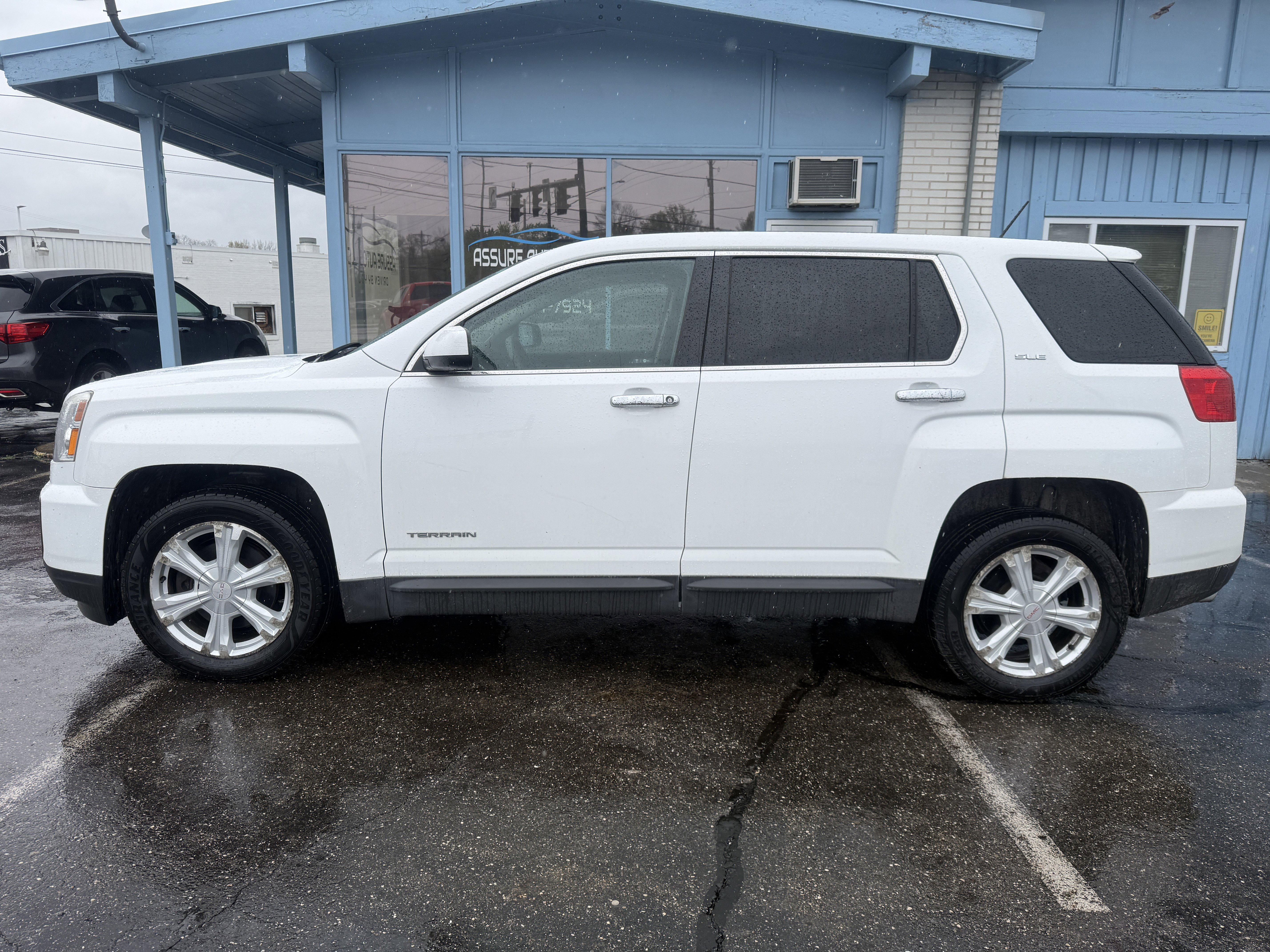 Used 2017 GMC Terrain SLE AWD/4WD image 2