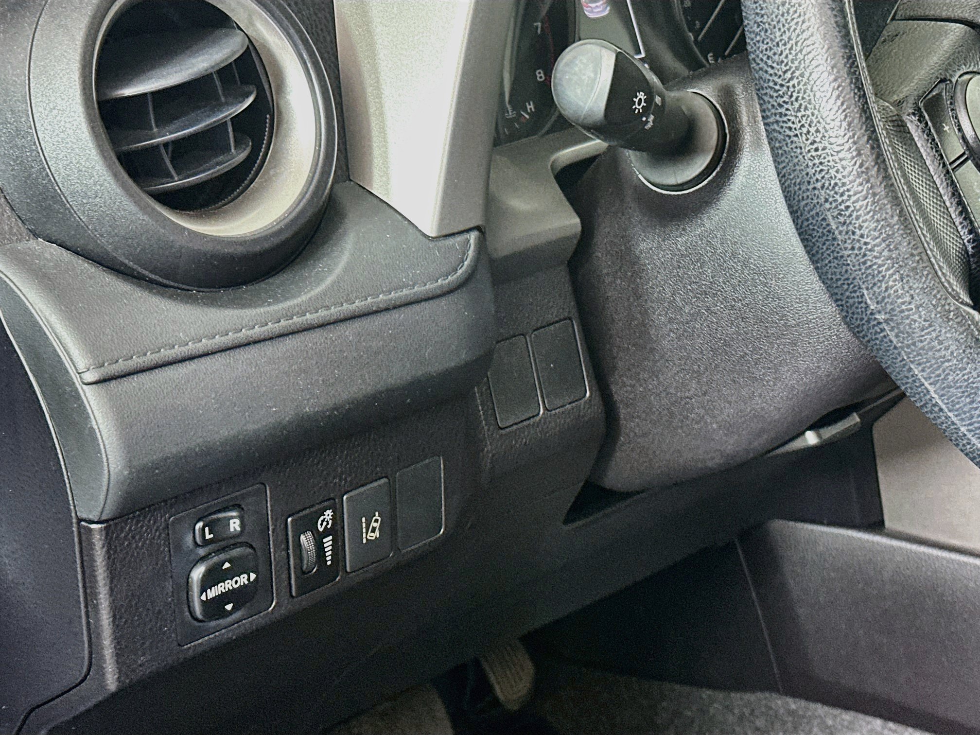 Used 2018 Toyota RAV4 LE w/ Carpet Mat Package FWD image 16