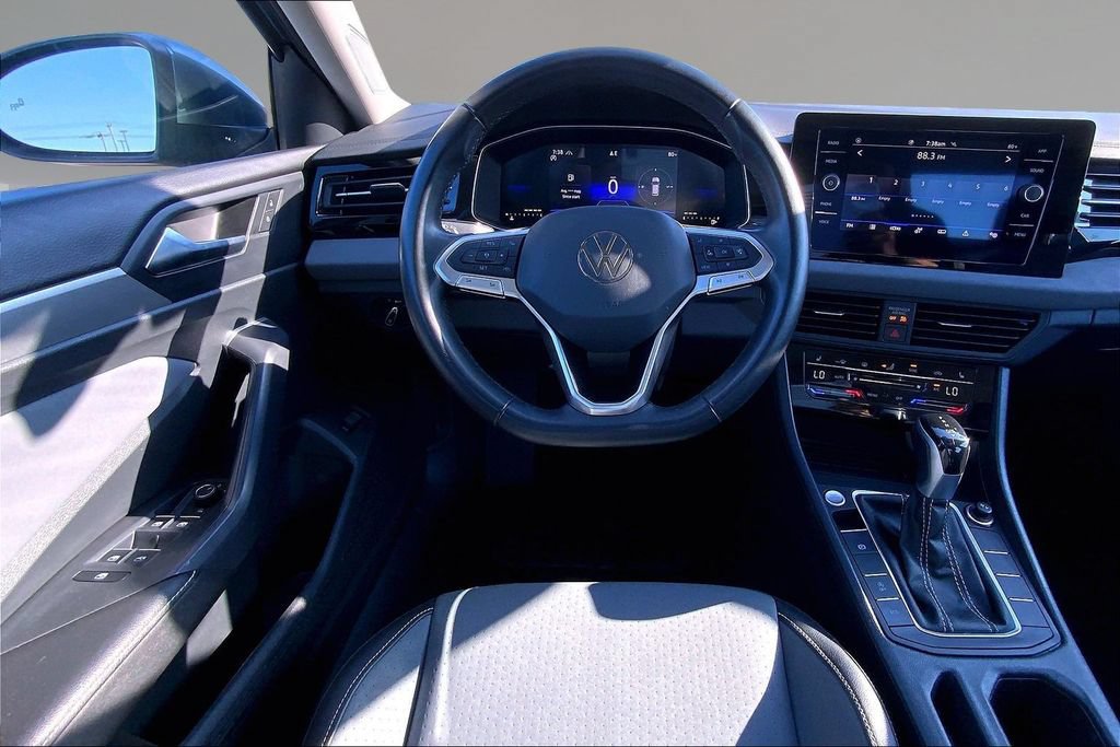 Certified 2025 Volkswagen Jetta SE FWD image 5