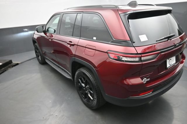 Used 2025 Jeep Grand Cherokee Altitude AWD/4WD image 3