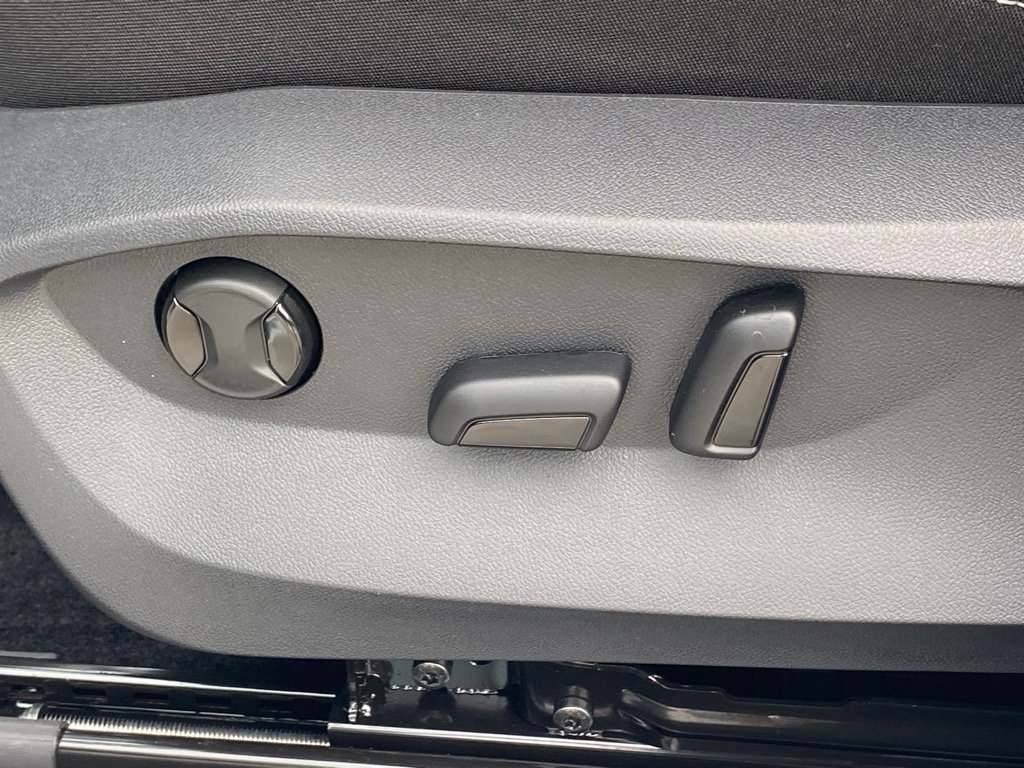 New 2025 Volkswagen Taos SE image 4