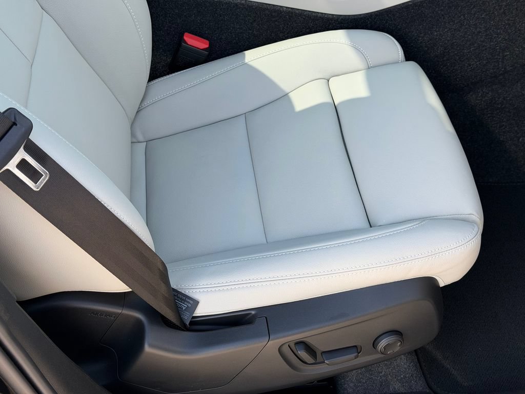 New 2026 Volvo XC40 B5 Plus w/ Climate Package AWD/4WD image 8