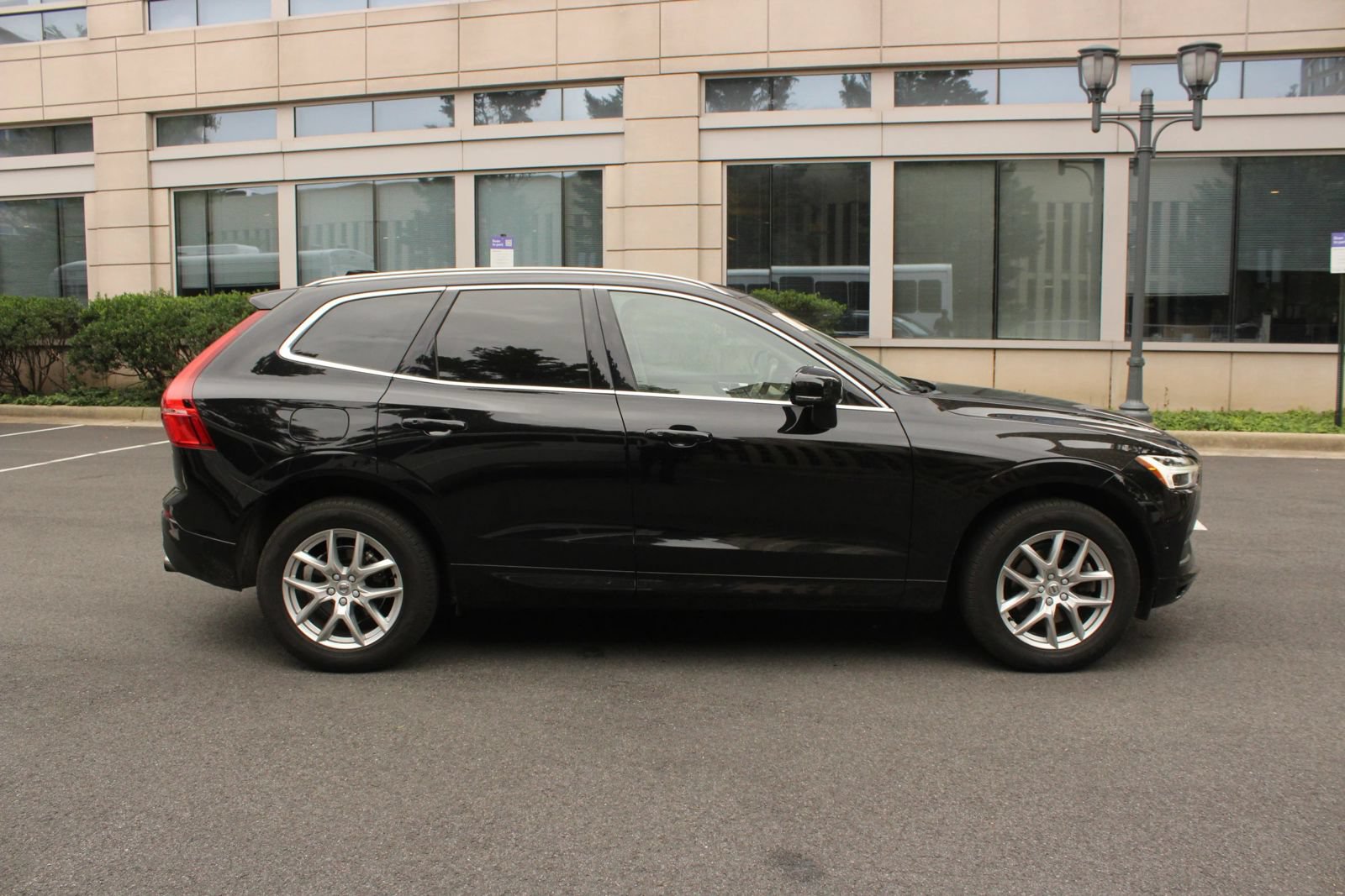 Used 2019 Volvo XC60 T5 Momentum w/ Multimedia Package AWD/4WD image 6