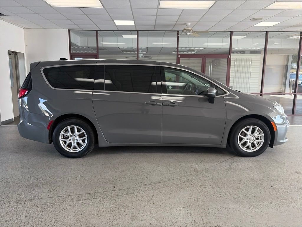 Used 2023 Chrysler Pacifica Touring-L FWD image 3