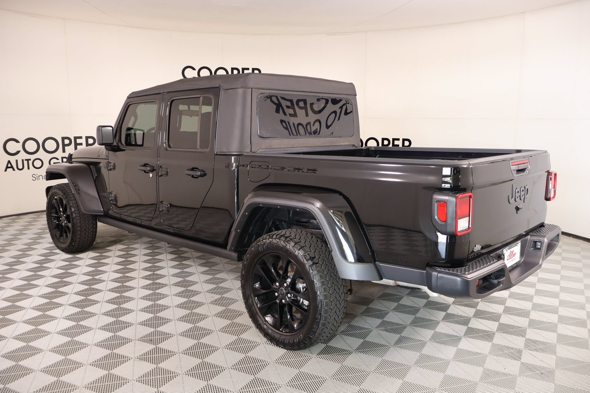 Used 2025 Jeep Gladiator Sport AWD/4WD image 21