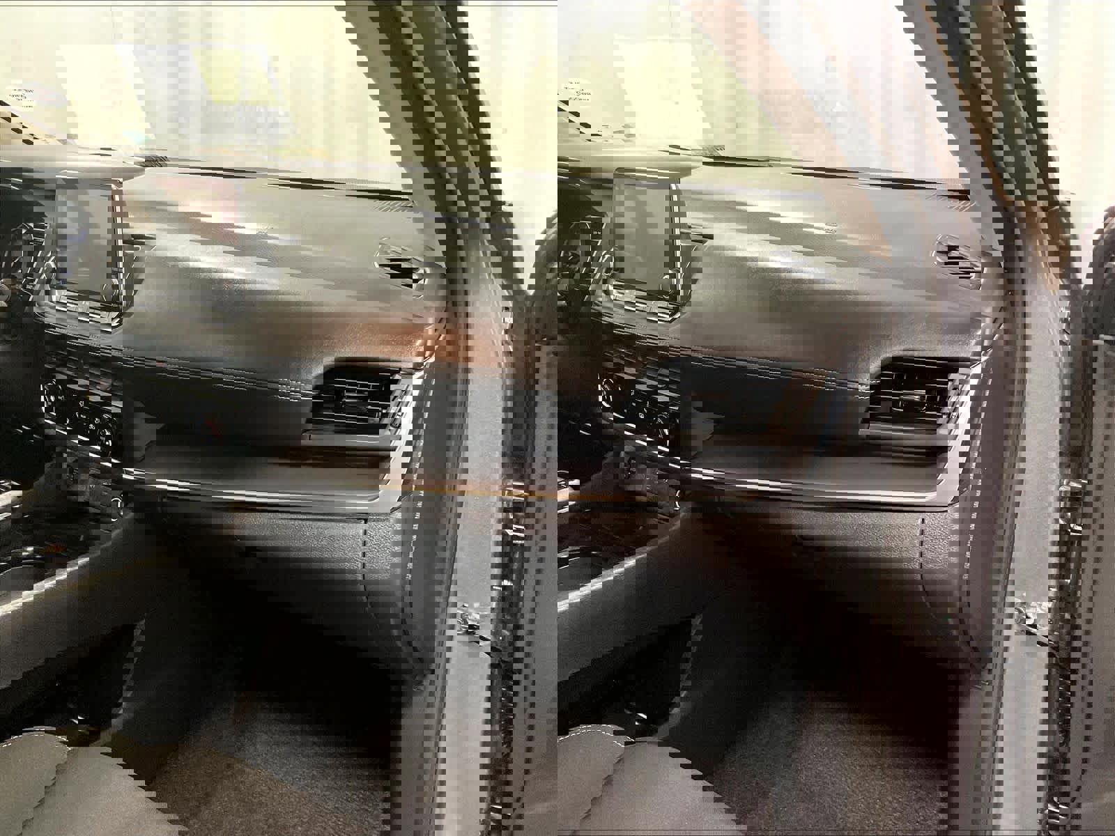 Used 2025 Nissan Rogue S image 13