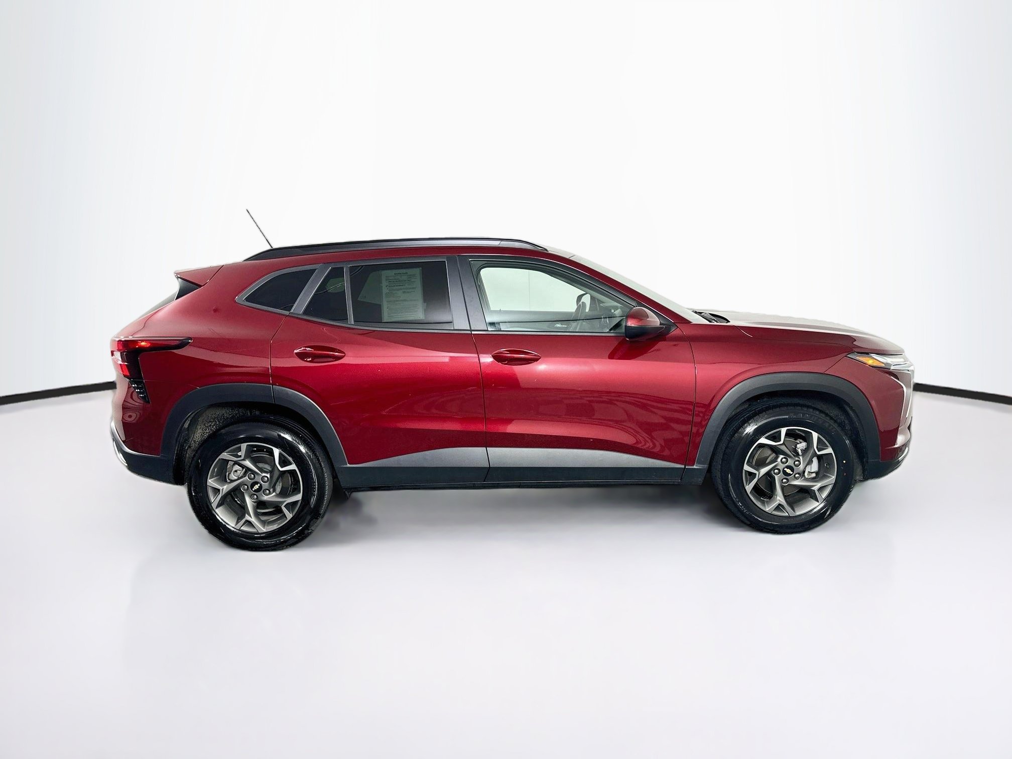 Used 2025 Chevrolet Trax LT FWD image 10