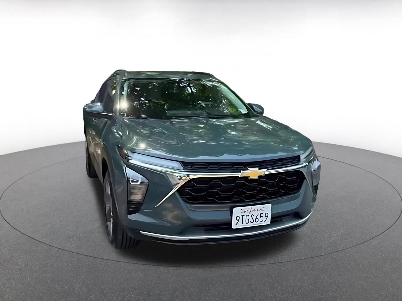 Used 2025 Chevrolet Trax LT FWD image 3