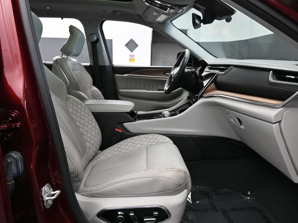 Used 2023 Jeep Grand Cherokee L Summit w/ Luxury Tech Group V AWD/4WD image 54