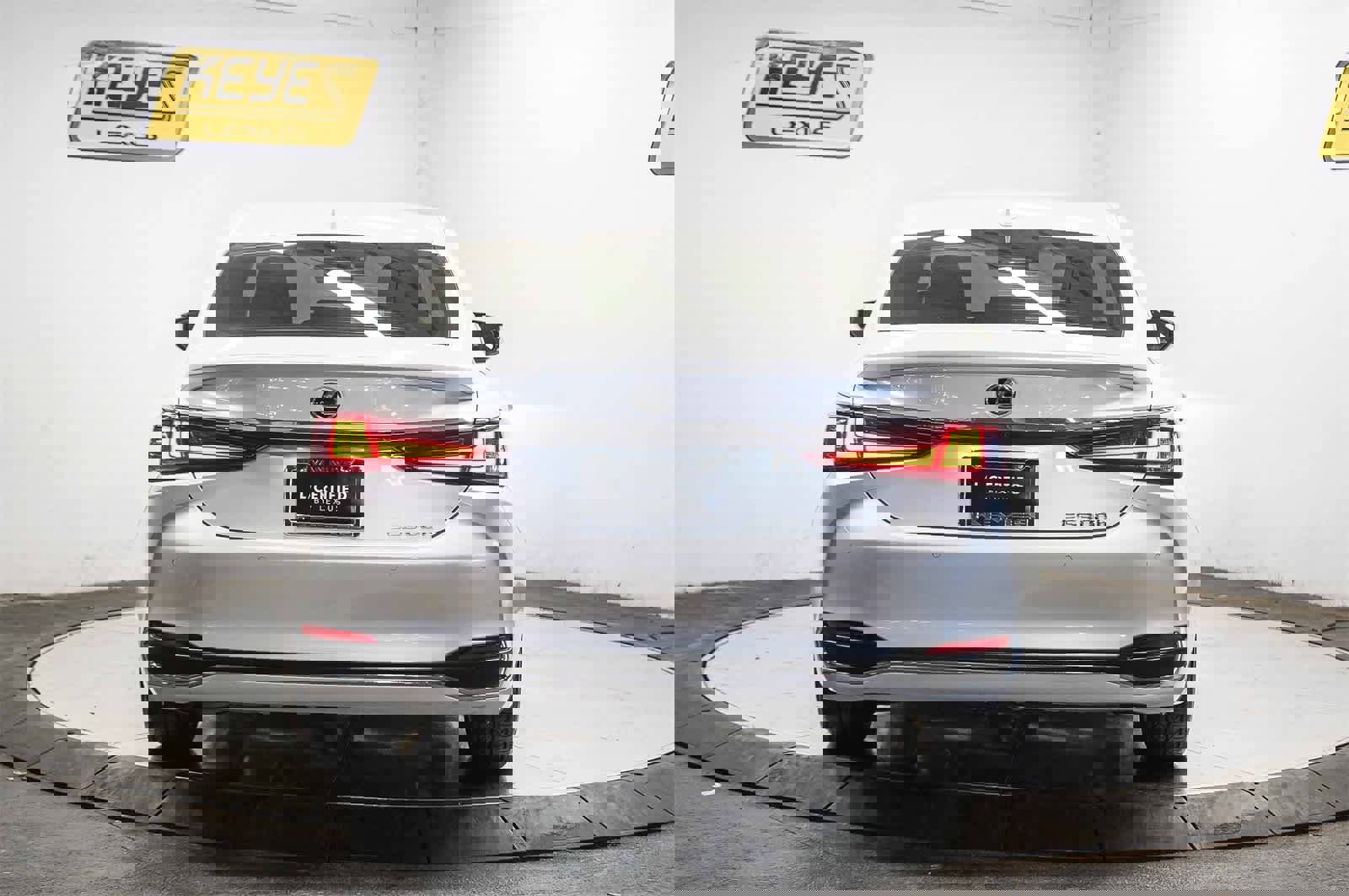 Used 2025 Lexus ES 300h w/ Premium Package image 3