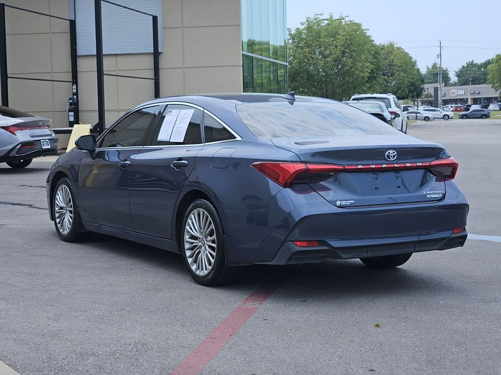 Used 2022 Toyota Avalon Limited FWD image 3