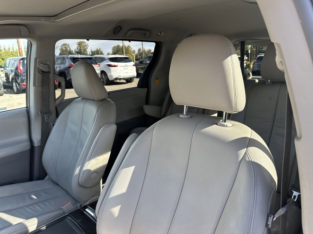 Used 2014 Toyota Sienna XLE image 11