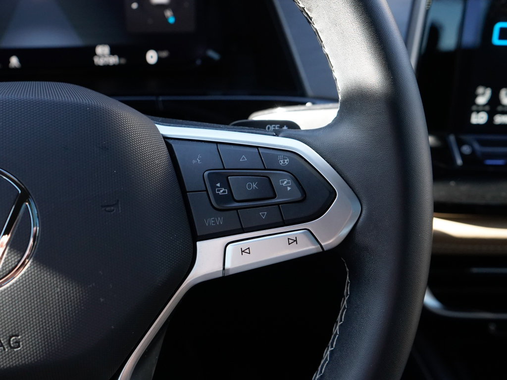 Used 2025 Volkswagen Atlas Cross Sport SE w/ Panoramic Sunroof Package image 18