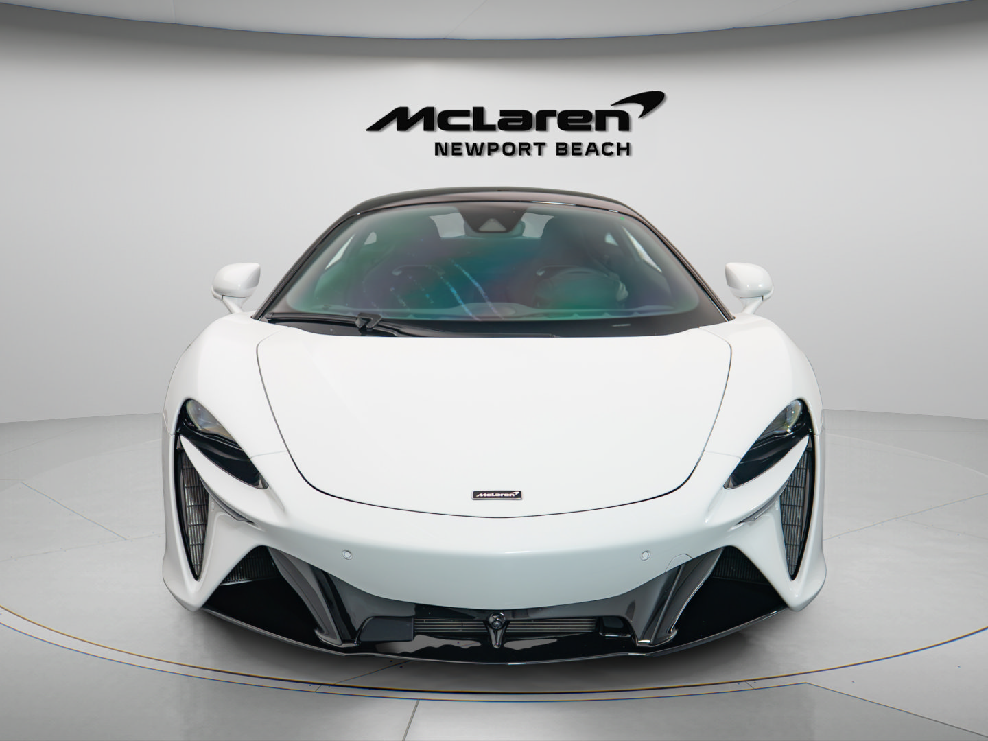 Used 2025 McLaren Artura RWD image 2