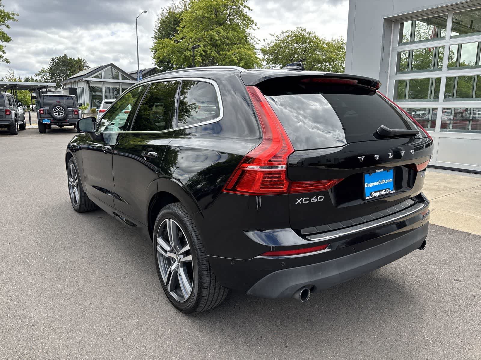 Used 2018 Volvo XC60 T5 Momentum w/ Convenience Package AWD/4WD image 3
