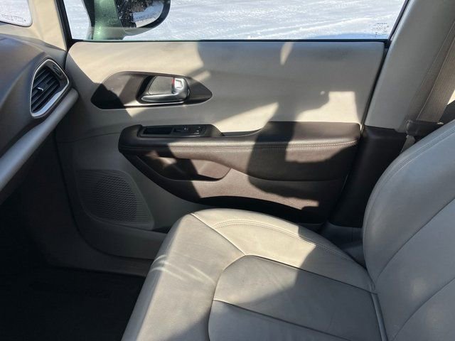 Used 2017 Chrysler Pacifica Touring-L w/ Tire & Wheel Group image 8