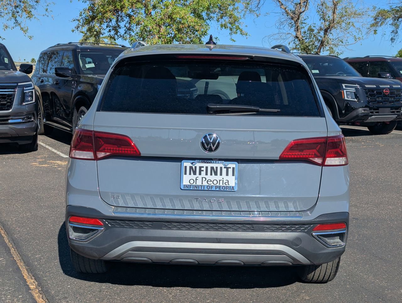 Used 2024 Volkswagen Taos SE w/ Panoramic Sunroof Package FWD image 5