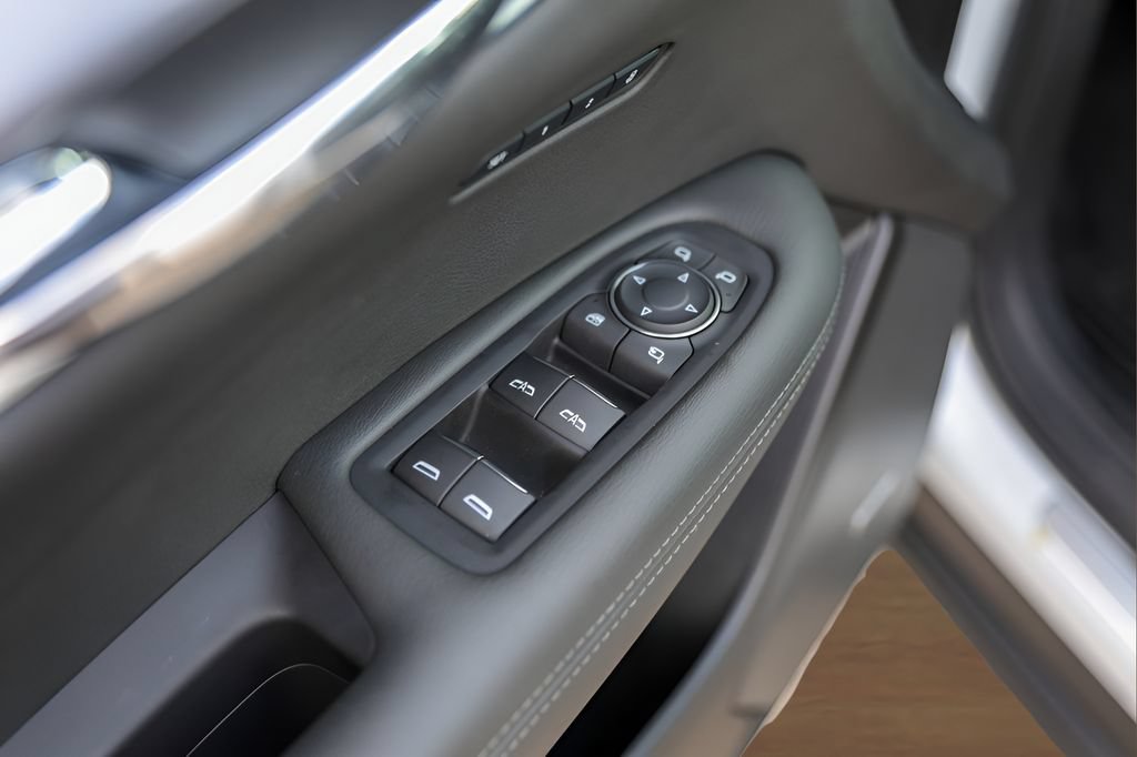 Used 2025 Cadillac XT6 Luxury w/ LPO, Bronce Accent Package FWD image 23