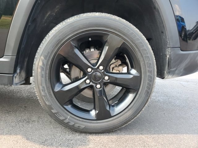 Used 2023 Jeep Grand Cherokee Altitude AWD/4WD image 9