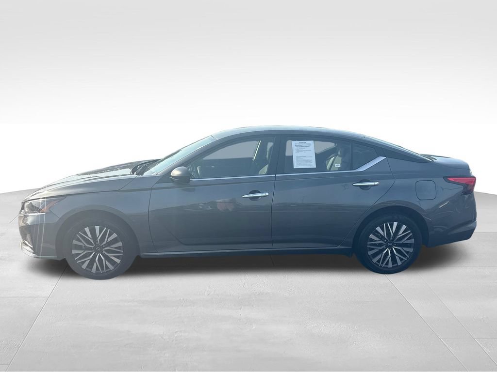 Used 2024 Nissan Altima 2.5 SV AWD/4WD image 3
