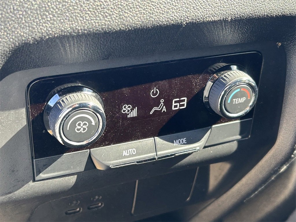 Used 2025 Chevrolet Traverse LT image 20