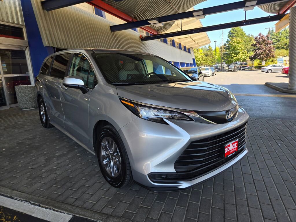 Used 2023 Toyota Sienna LE image 3