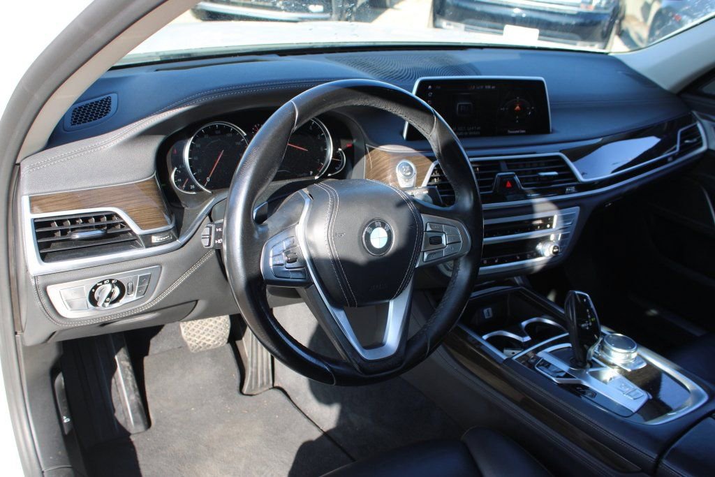 Used 2018 BMW 750i image 11