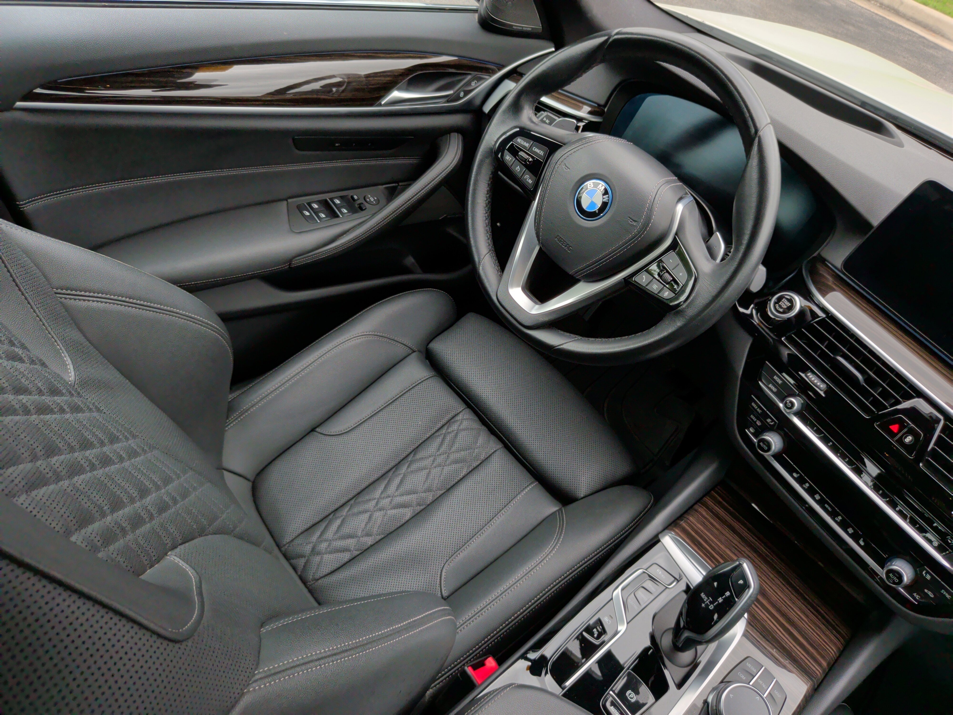 Certified 2023 BMW 530e w/ Premium Package RWD image 33