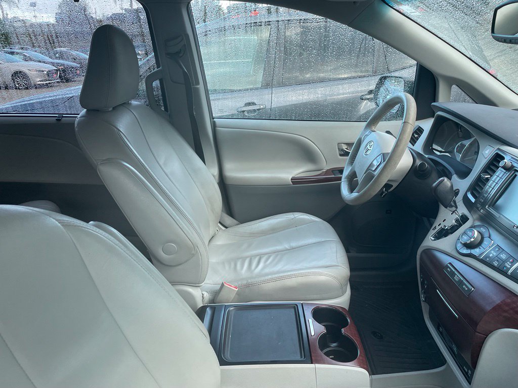 Used 2013 Toyota Sienna XLE w/ Premium Pkg FWD image 9