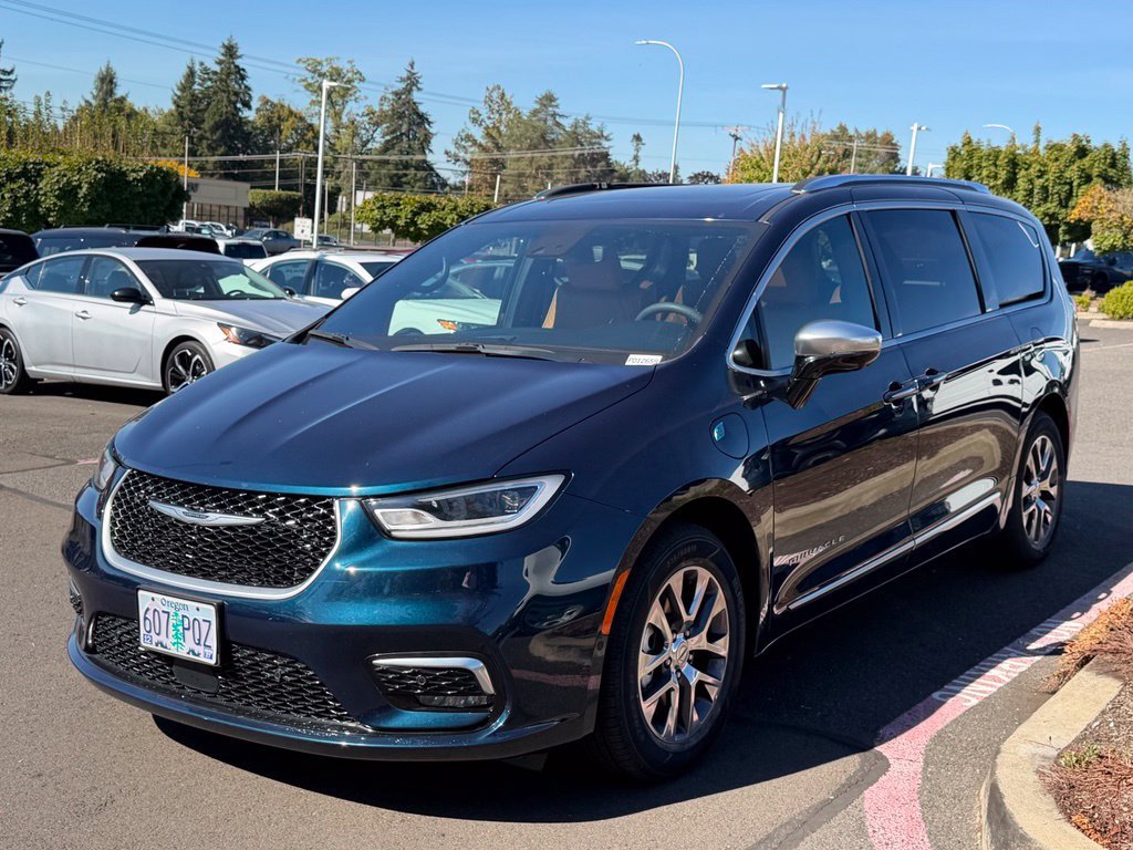 Used 2023 Chrysler Pacifica Pinnacle FWD image 4