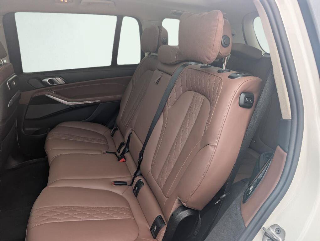 Used 2025 BMW X7 xDrive40i AWD/4WD image 13