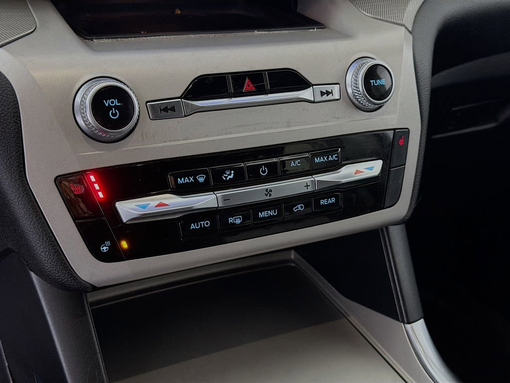 Used 2023 Ford Explorer XLT w/ Equipment Group 202A image 19