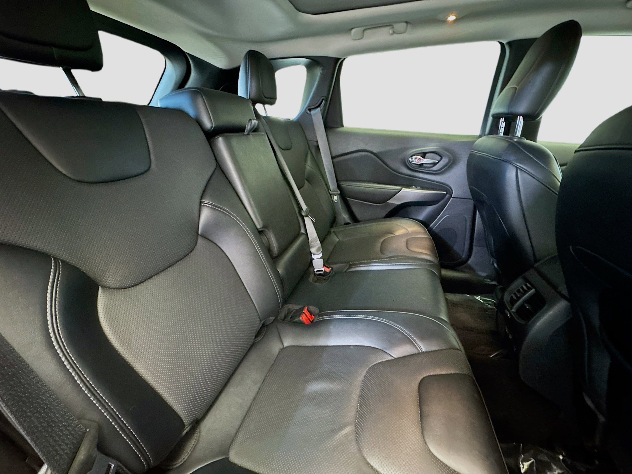 Used 2022 Jeep Cherokee Limited image 17