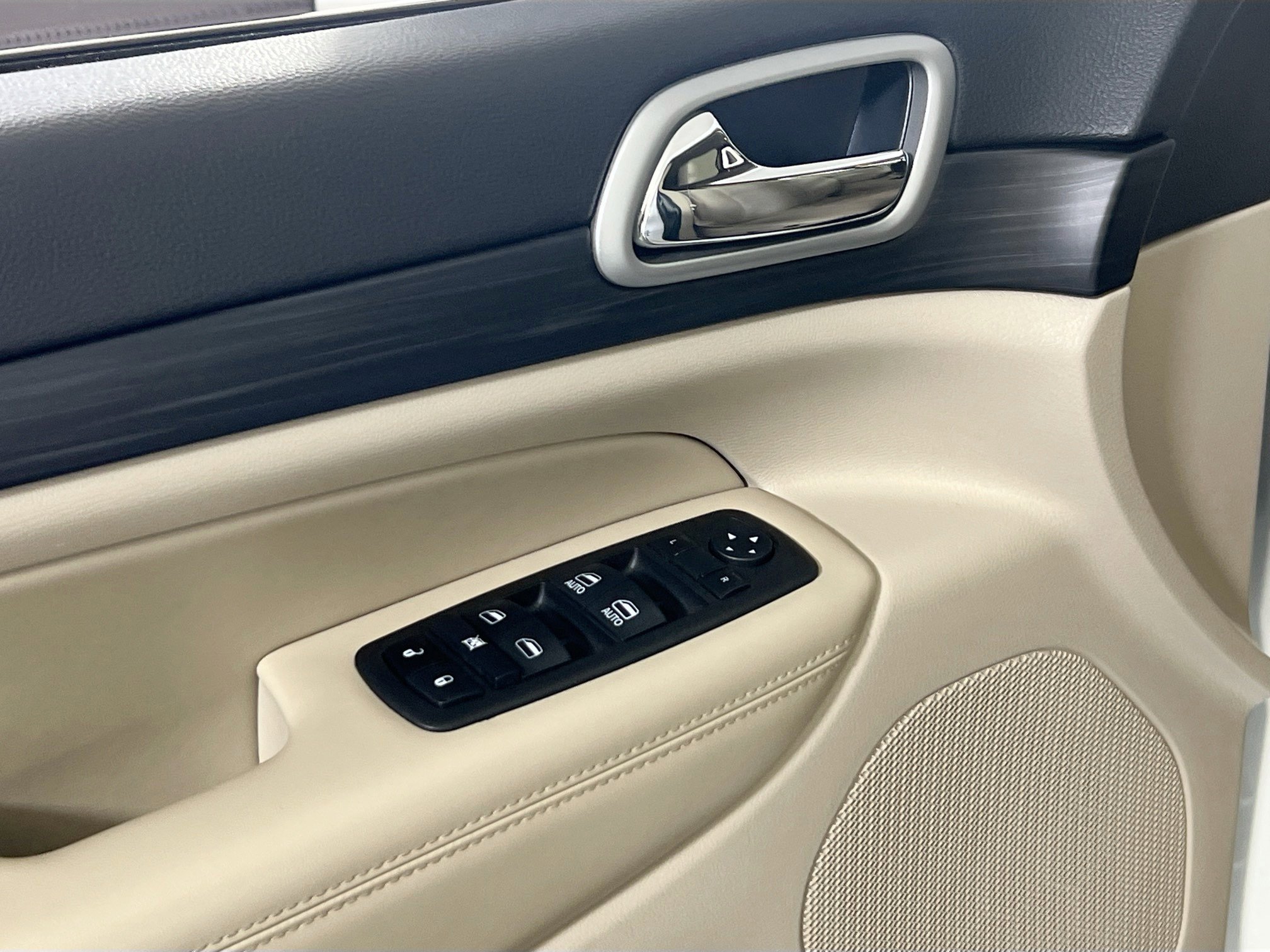 Used 2022 Jeep Grand Cherokee Laredo E image 16