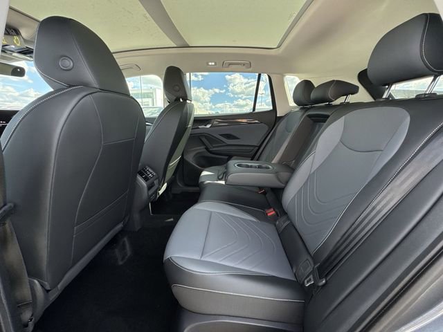 New 2025 Volkswagen Tiguan SE image 9