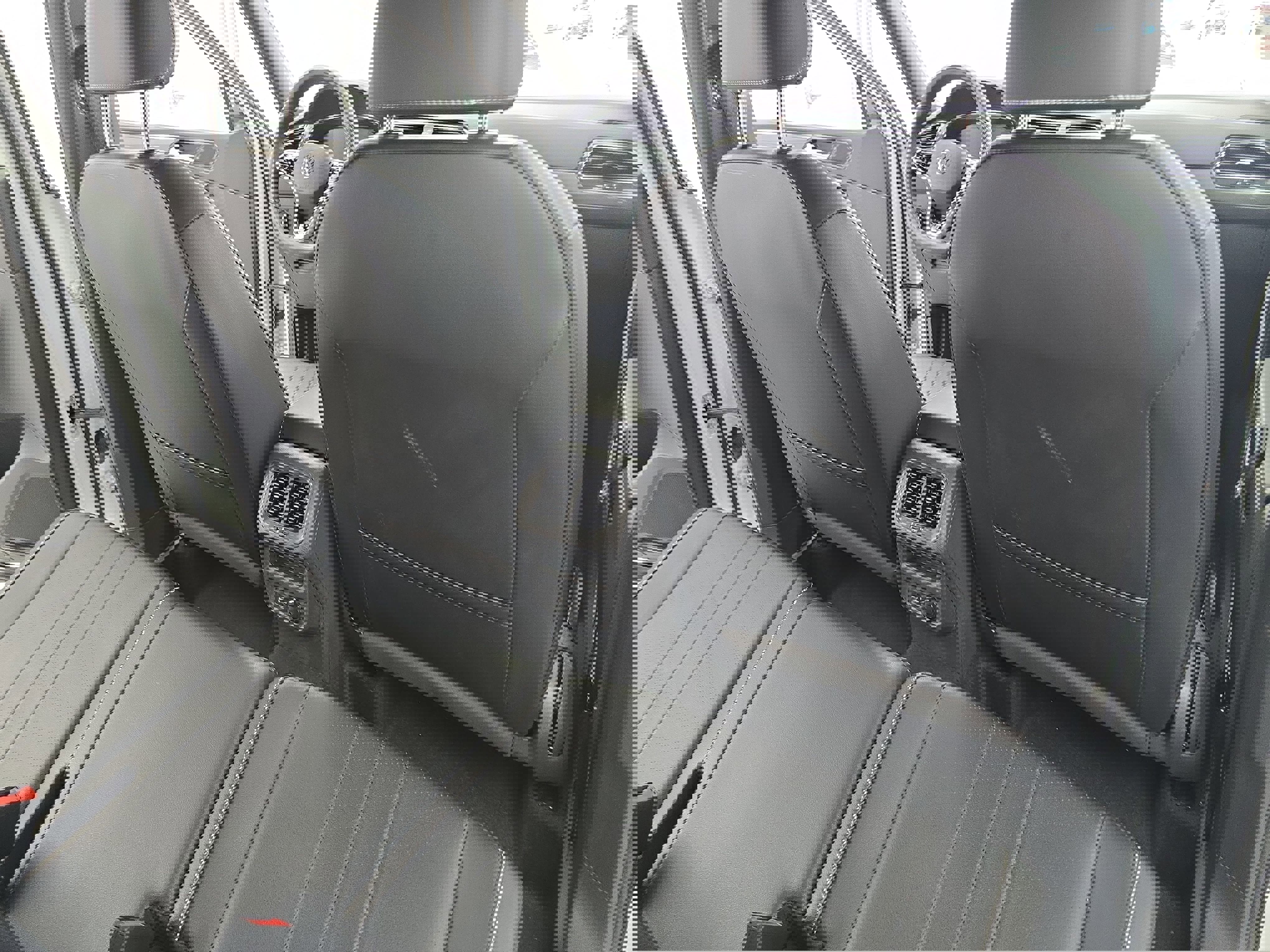 Certified 2024 Volkswagen Tiguan SE R-Line image 11