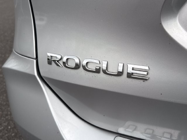 Used 2020 Nissan Rogue SV w/ Premium Package FWD image 17