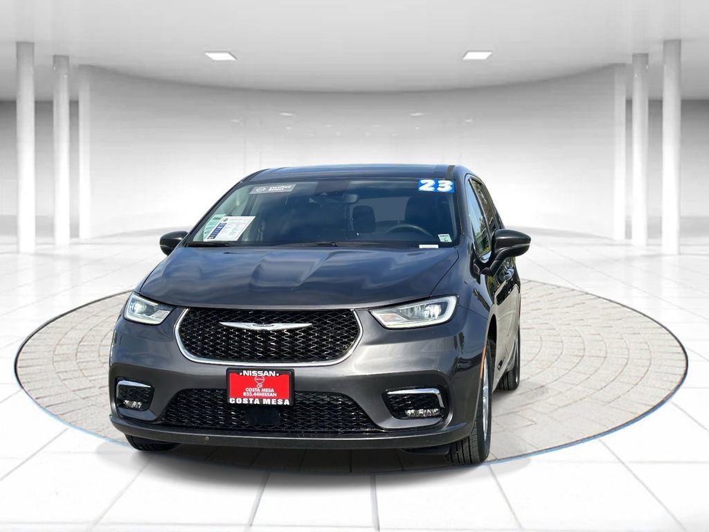 Used 2023 Chrysler Pacifica Touring-L image 6