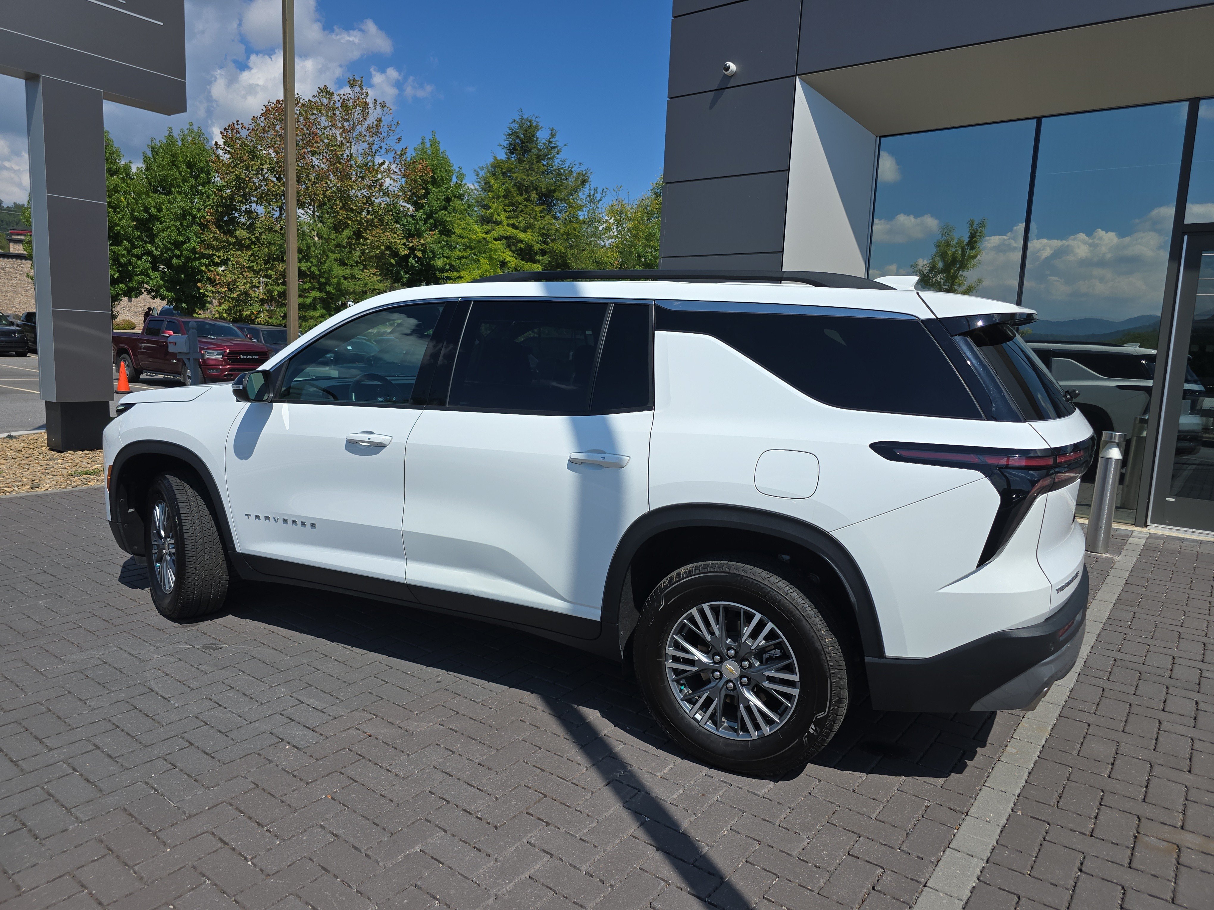 Used 2025 Chevrolet Traverse LT FWD image 7